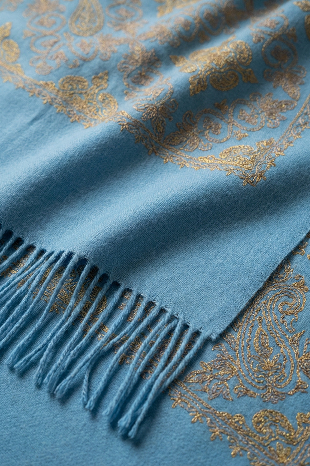 Γαλάζια εσάρπα με χρυσό διακοσμητικό μοτίβο και κρόσσια, απαλή υφή, 70x190 εκ., 100% Polyester