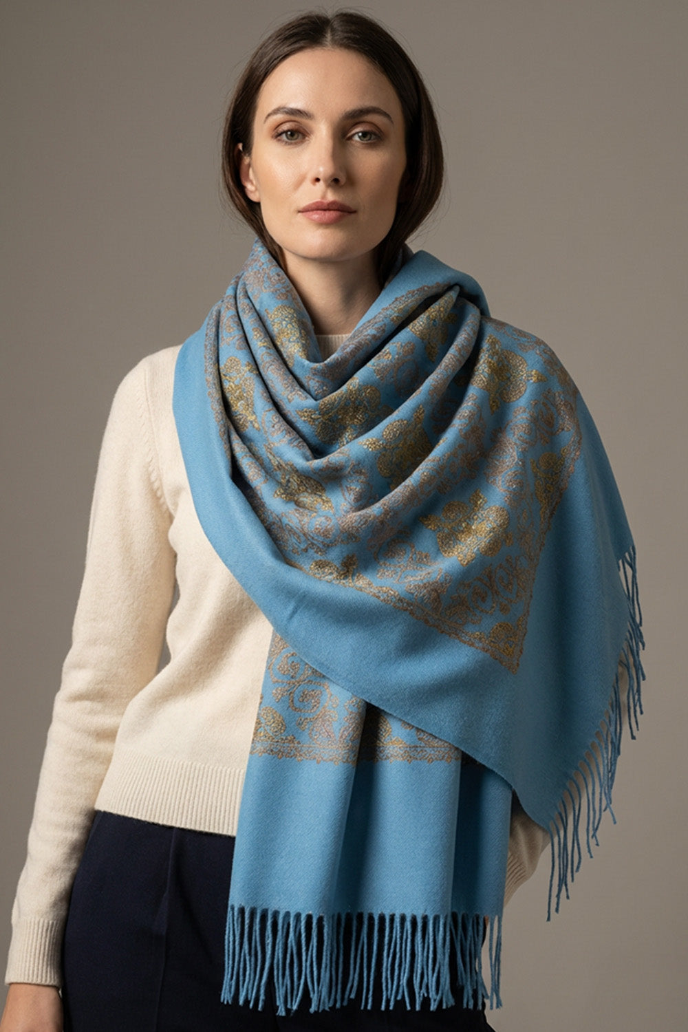 Γαλάζια εσάρπα με χρυσό διακοσμητικό μοτίβο και κρόσσια, απαλή υφή, 70x190 εκ., 100% Polyester