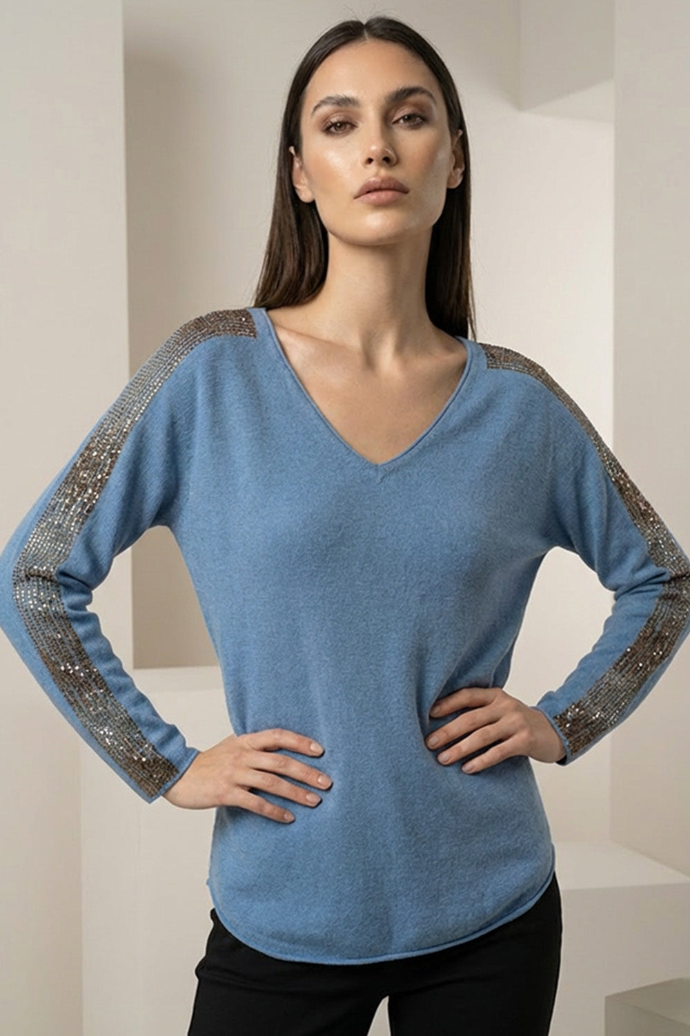Γαλάζια πλεκτή μπλούζα με V λαιμόκοψη και διακριτική παγιέτα στα μανίκια, άνετη γραμμή από Ellisargi Boutique