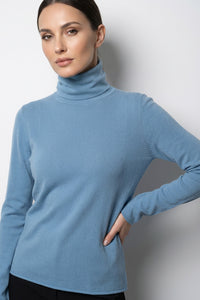 Γαλάζια πλεκτή μπλούζα ζιβάγκο με απαλή υφή σε γυναικείο μοντέλο