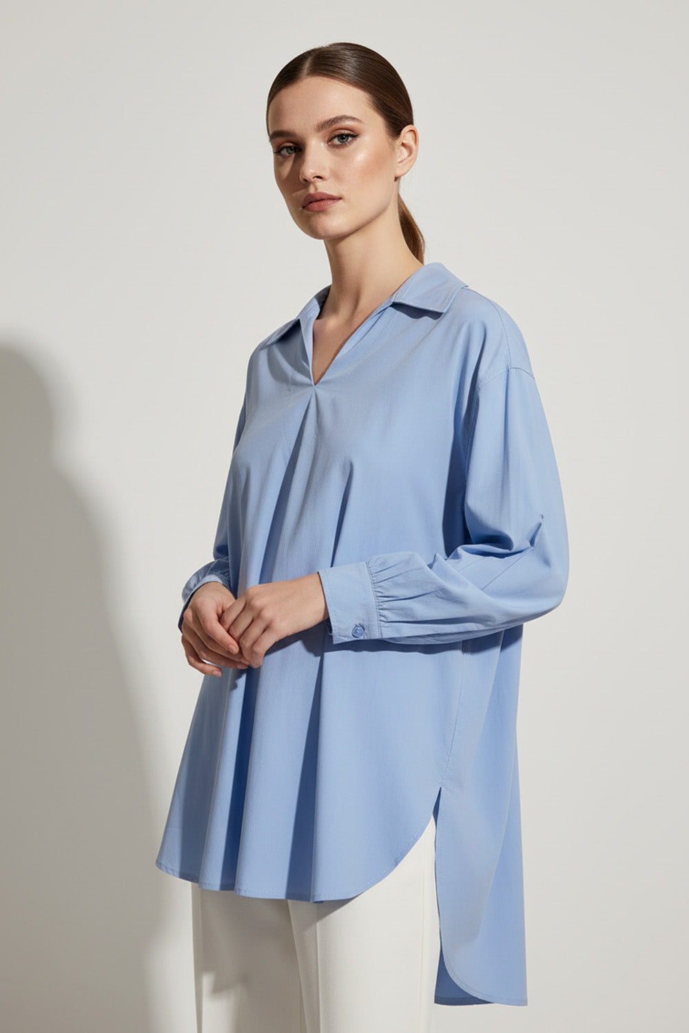 Γαλάζια ασύμμετρη γυναικεία πουκαμίσα με μακρύ μανίκι και χαλαρή γραμμ