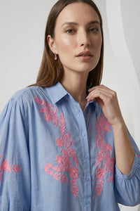 Γαλάζιο γυναικείο πουκάμισο με ροζ κεντημένα μοτίβα στο μπροστινό μέρος