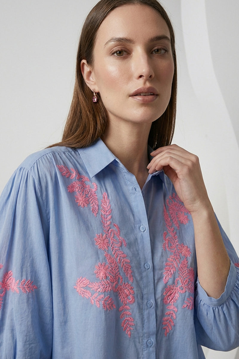 Γαλάζιο γυναικείο πουκάμισο με ροζ κεντημένα μοτίβα στο μπροστινό μέρος