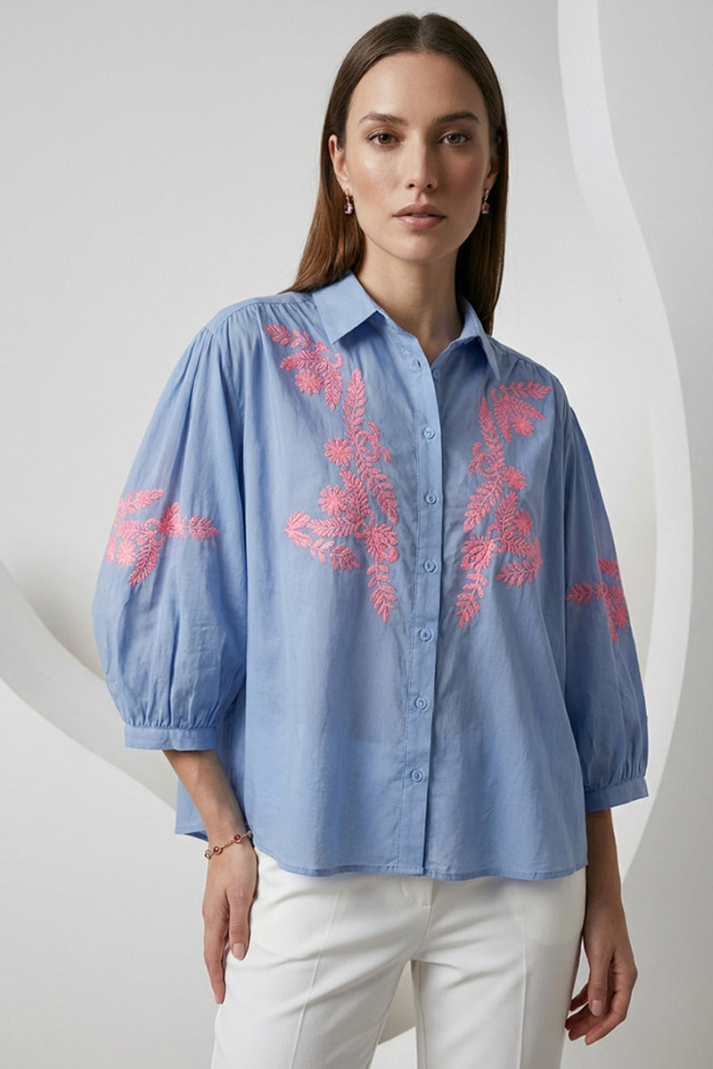 Γαλάζιο γυναικείο πουκάμισο με ροζ κεντημένα μοτίβα στο μπροστινό μέρος