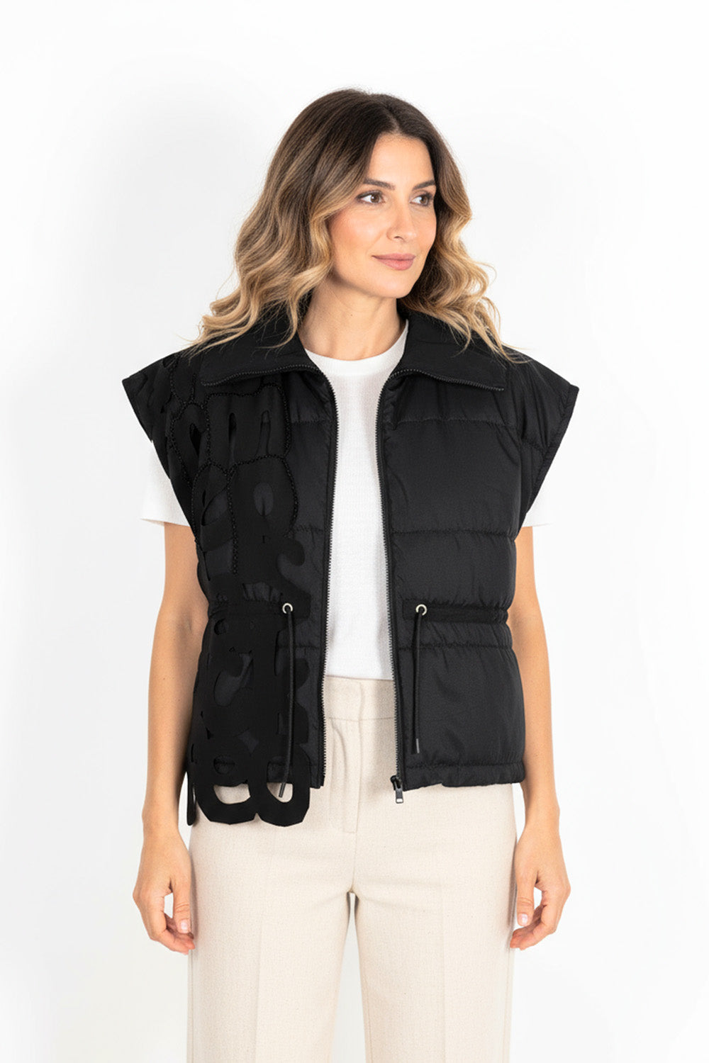 Μαύρο γιλέκο one size με laser cut λεπτομέρειες, με φερμουάρ και κορδόνι μέσης, καλύπτει στήθος 135 εκ.