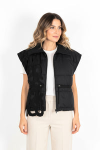 Μαύρο γιλέκο one size με laser cut λεπτομέρειες, με φερμουάρ και κορδόνι μέσης, καλύπτει στήθος 135 εκ.