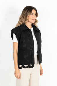 Μαύρο γιλέκο one size με laser cut λεπτομέρειες, με φερμουάρ και κορδόνι μέσης, καλύπτει στήθος 135 εκ.