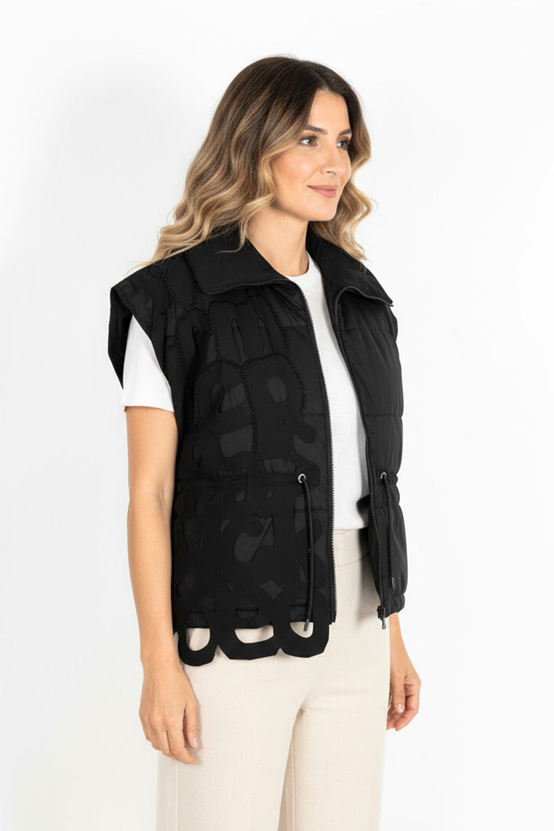 Μαύρο γιλέκο one size με laser cut λεπτομέρειες, με φερμουάρ και κορδόνι μέσης, καλύπτει στήθος 135 εκ.