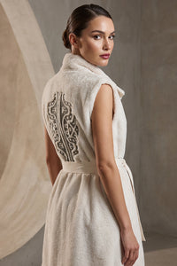 Γούνινο εκρου γιλέκο iRous με ψηλό γιακά και χρυσοκεντημένη πλάτη, φωτογράφιση στούντιο.