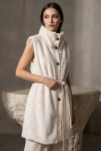 Γούνινο εκρου γιλέκο iRous με ψηλό γιακά και χρυσοκεντημένη πλάτη, φωτογράφιση στούντιο.