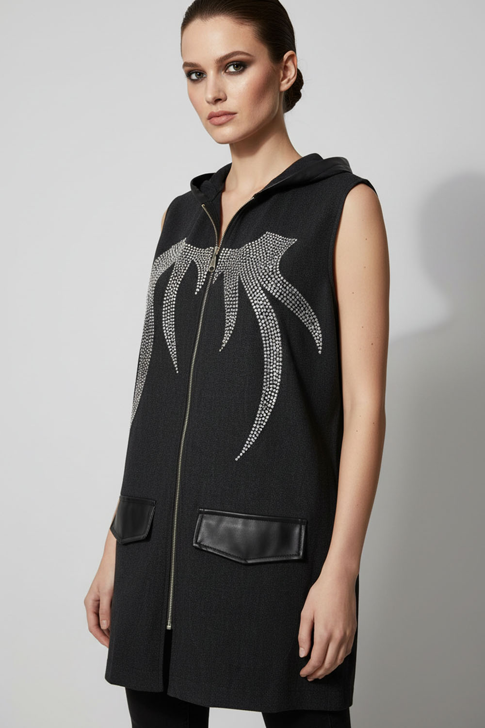 Μακρύ μαύρο γιλέκο με κουκούλα, strass μοτίφ μπροστά και πλάτη από δερματίνη.