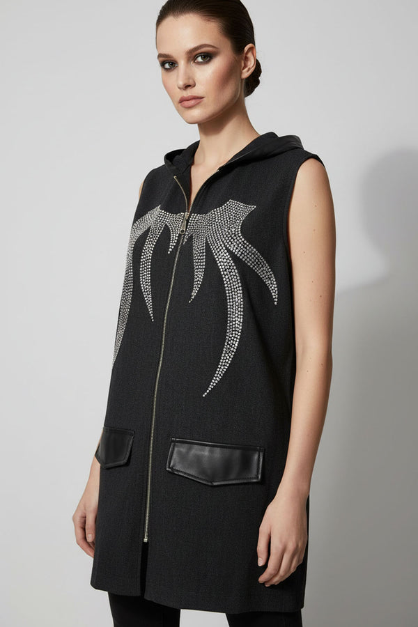 Μακρύ μαύρο γιλέκο με κουκούλα, strass μοτίφ μπροστά και πλάτη από δερματίνη.