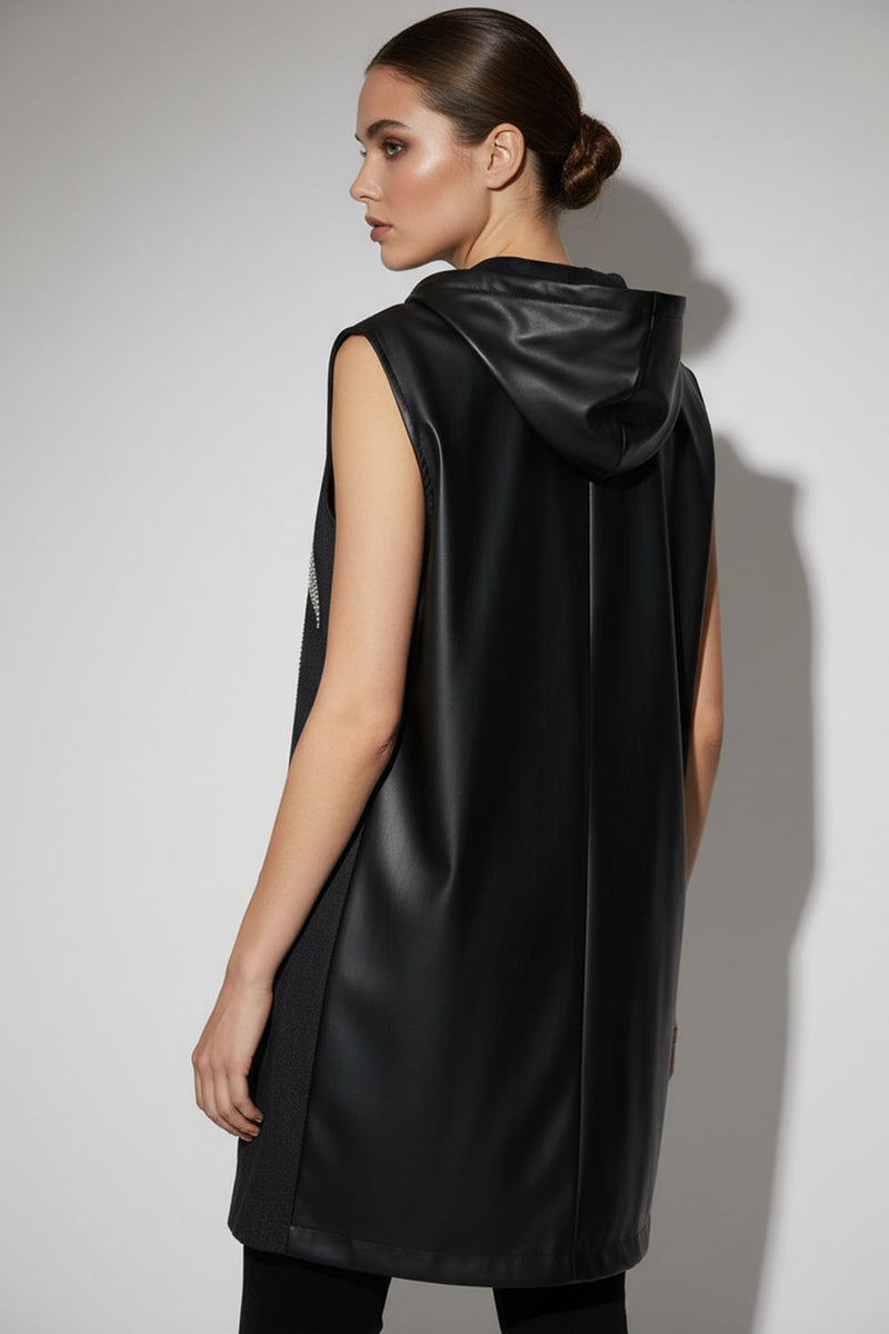 Μακρύ μαύρο γιλέκο με κουκούλα, strass μοτίφ μπροστά και πλάτη από δερματίνη.