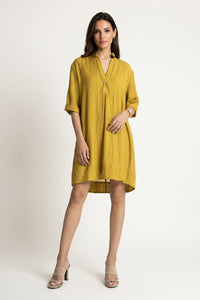 Μουσταρδί γκοφρέ μίνι φόρεμα με πλεκτές λεπτομέρειες, χαλαρή εφαρμογή και μανίκια μέχρι τον αγκώνα, μπροστινή και πίσω όψη