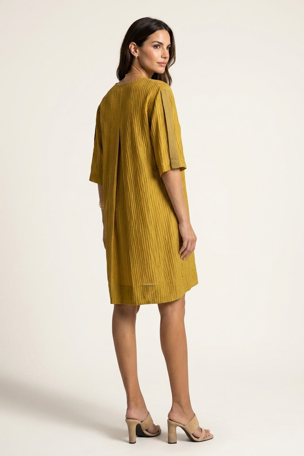 Μουσταρδί γκοφρέ μίνι φόρεμα με πλεκτές λεπτομέρειες, χαλαρή εφαρμογή και μανίκια μέχρι τον αγκώνα, μπροστινή και πίσω όψη