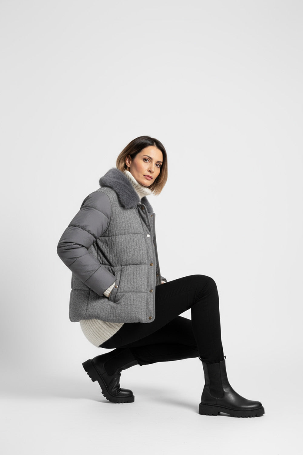 Γκρι κοντό μπουφάν με γούνινο γιακά