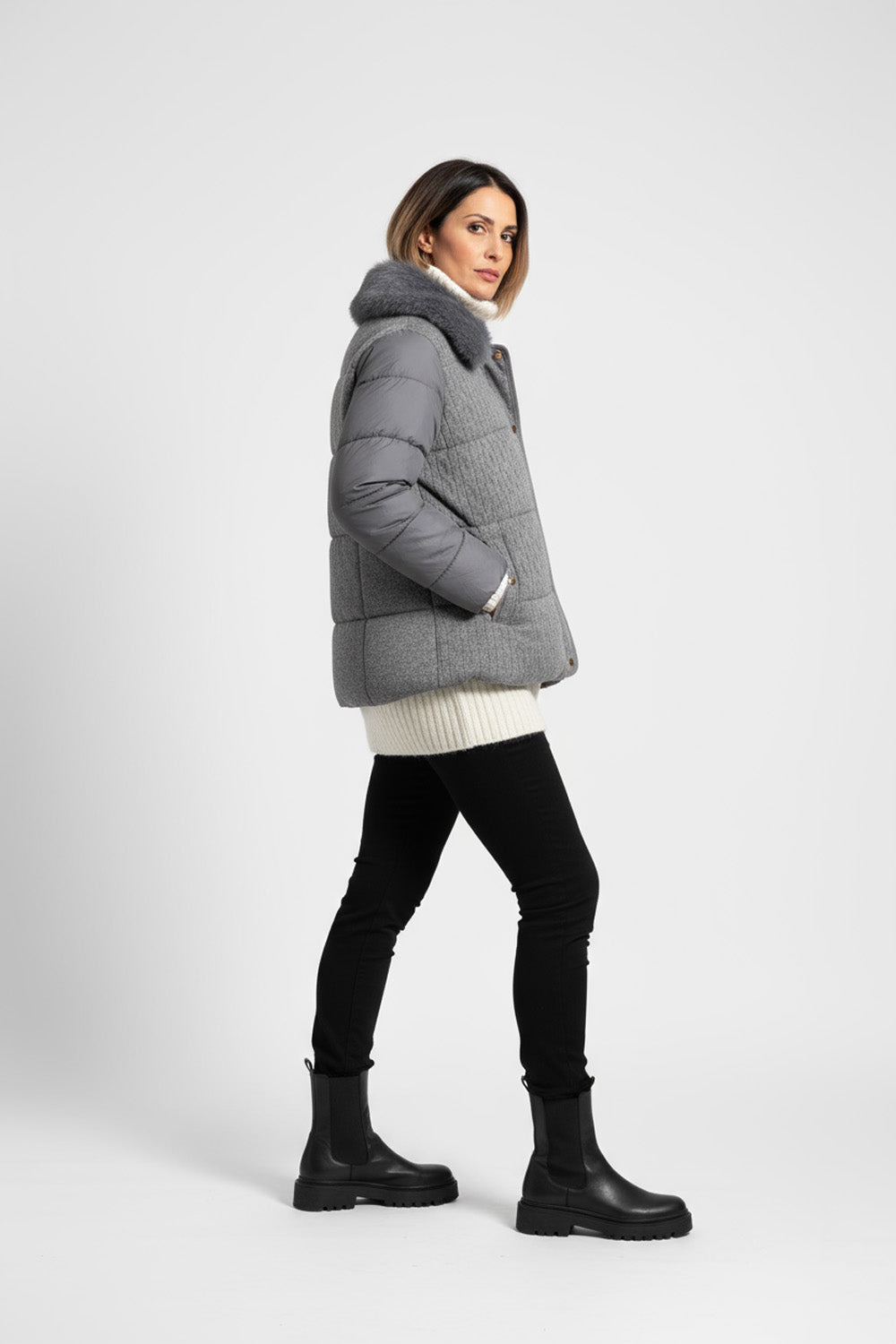 Γκρι κοντό μπουφάν με γούνινο γιακά
