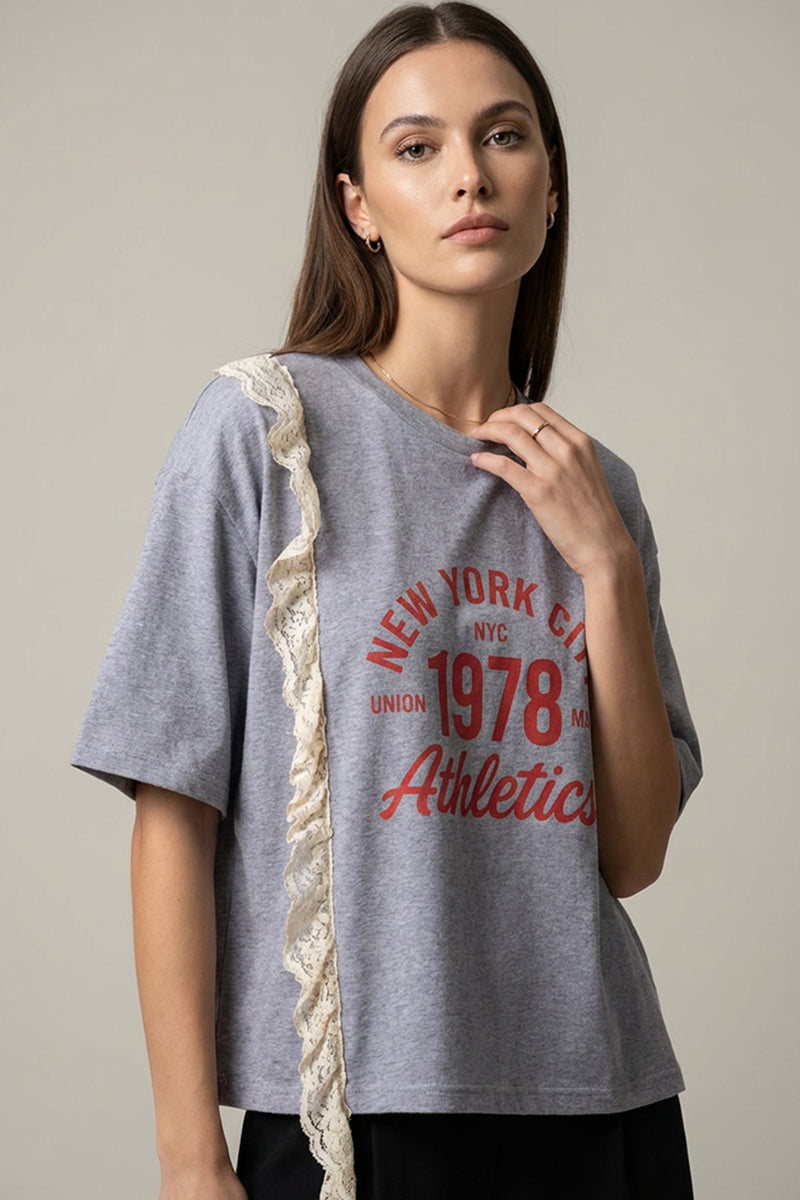 Γκρι oversized γυναικείο t-shirt με κόκκινο τύπωμα και δαντελένια λεπτομέρεια στο μπροστινό μέρος