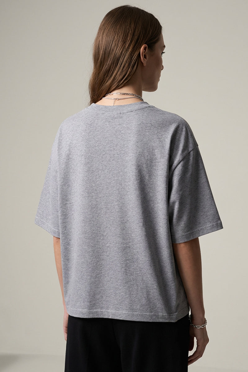 Γκρι oversized γυναικείο t-shirt με κόκκινο τύπωμα και δαντελένια λεπτομέρεια στο μπροστινό μέρος