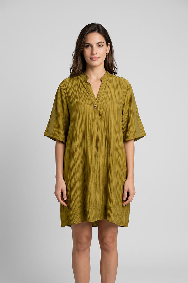 Γκοφρέ μίνι φόρεμα λαδί μπροστινή όψη με κουμπί στο ντεκολτέ