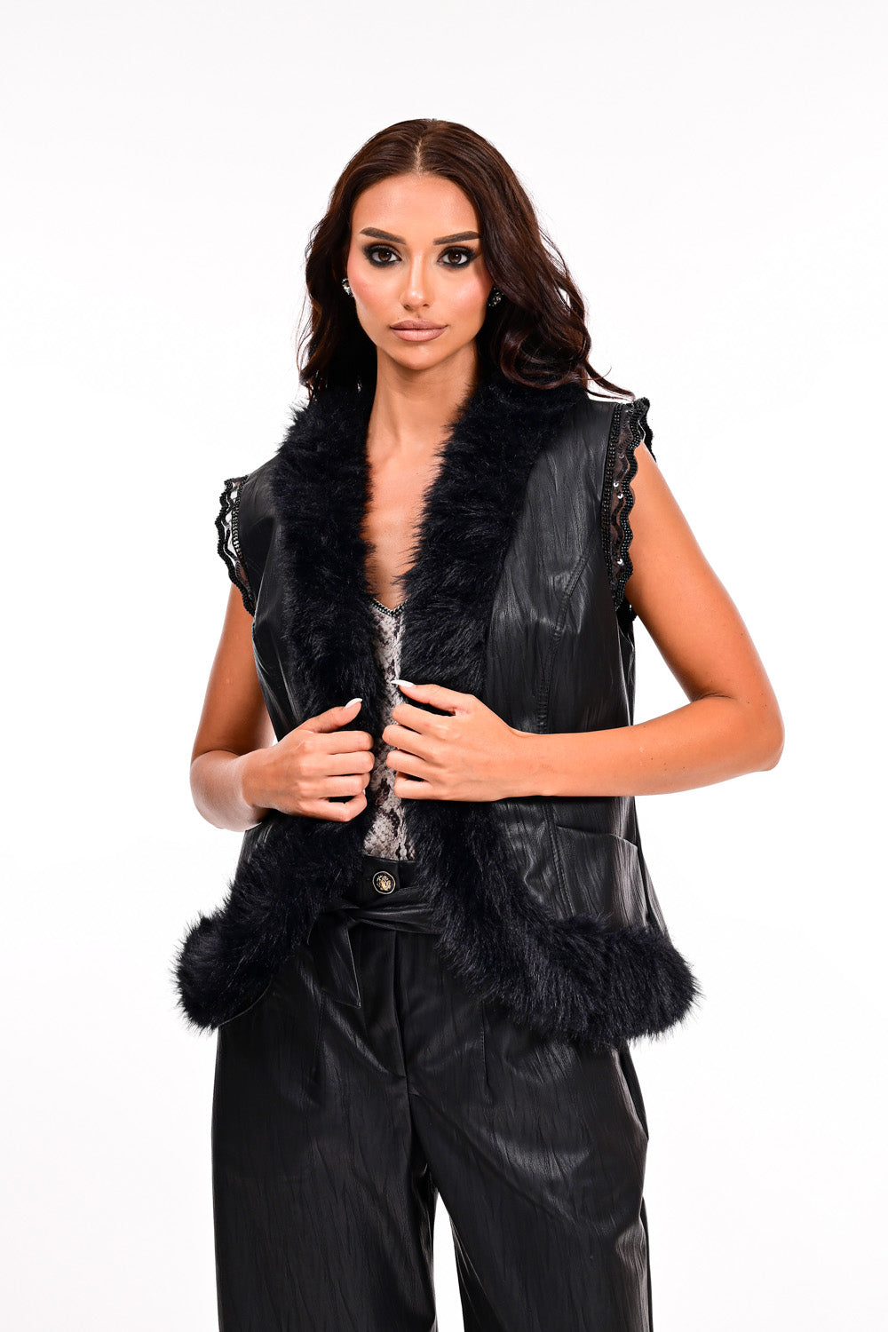 Γιλέκο μαύρο με γούνα και δαντέλα με στρας στις μανικοκόψεις, γυναικείο γιλέκο Ellisargi Boutique