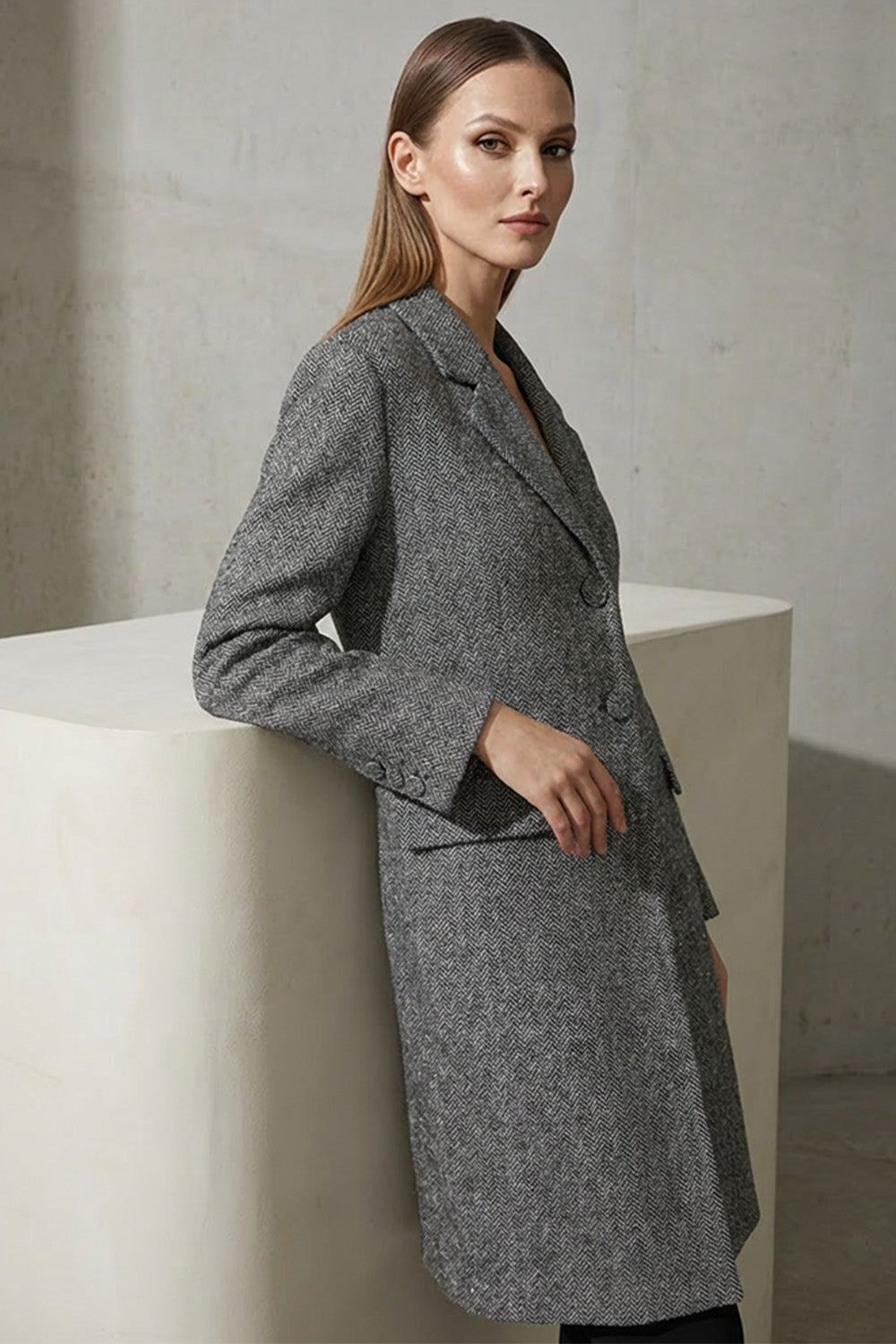 “Μακρύ γκρι παλτό ψαροκόκαλο με πέτο και κομψή εφαρμογή σε χειμερινή φωτογράφιση”