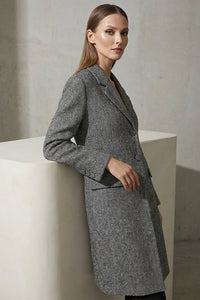 “Μακρύ γκρι παλτό ψαροκόκαλο με πέτο και κομψή εφαρμογή σε χειμερινή φωτογράφιση”