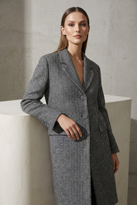 “Μακρύ γκρι παλτό ψαροκόκαλο με πέτο και κομψή εφαρμογή σε χειμερινή φωτογράφιση”