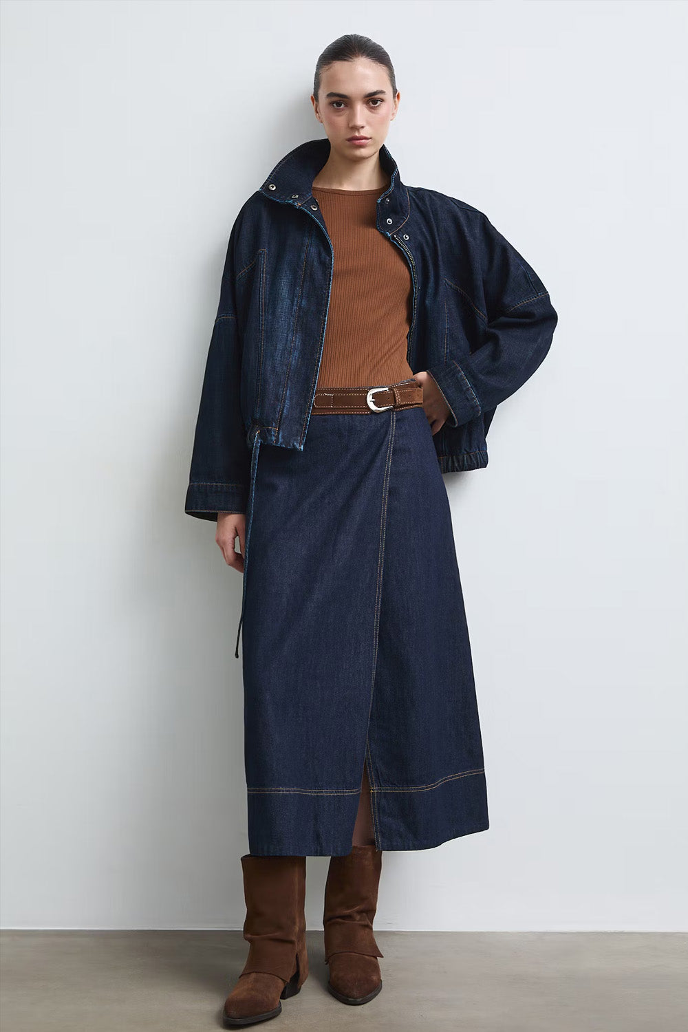 Γυναικεία dark blue denim midi φούστα με καφέ ζώνη, Α γραμμή και μπροστινό άνοιγμα