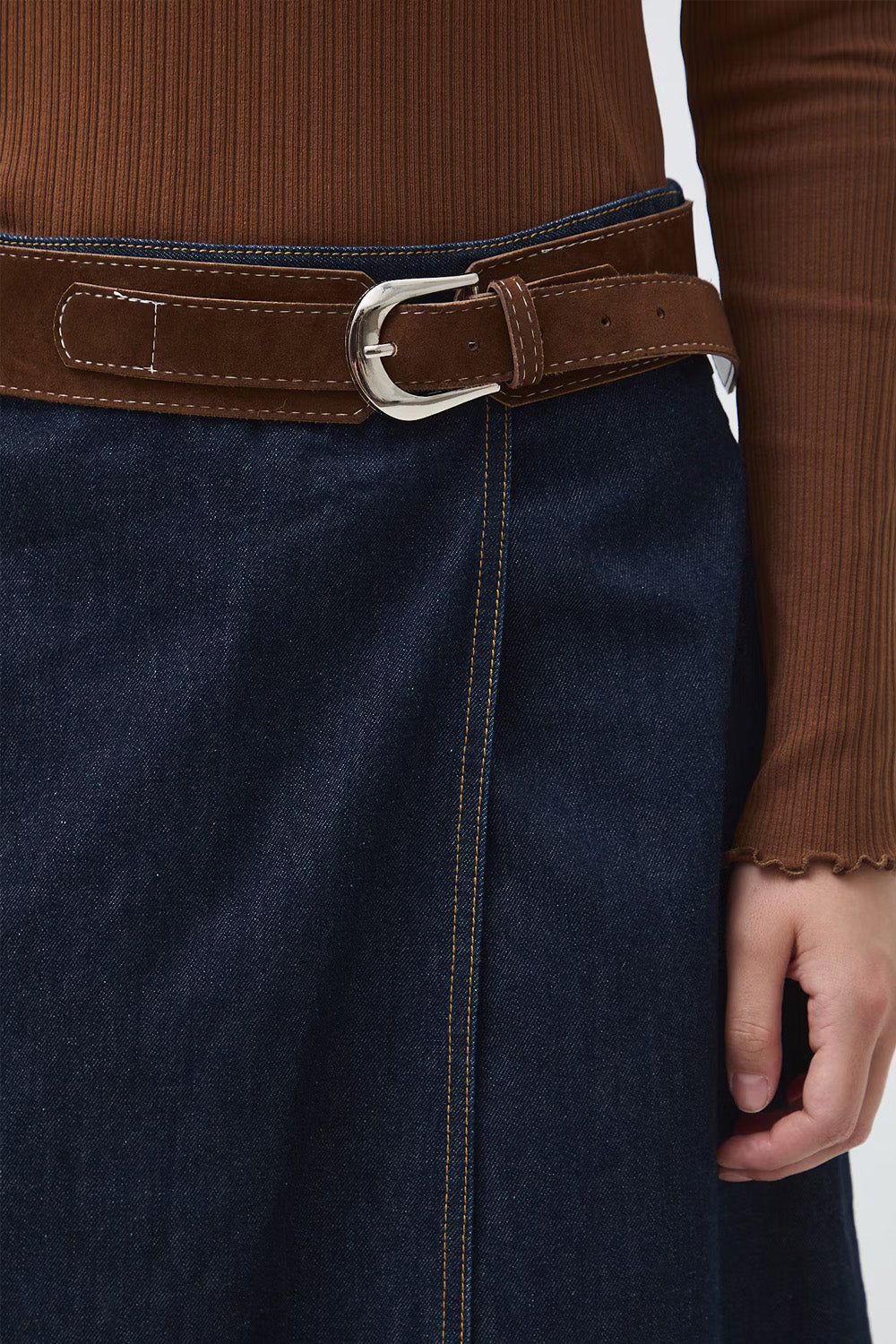 Γυναικεία dark blue denim midi φούστα με καφέ ζώνη, Α γραμμή και μπροστινό άνοιγμα
