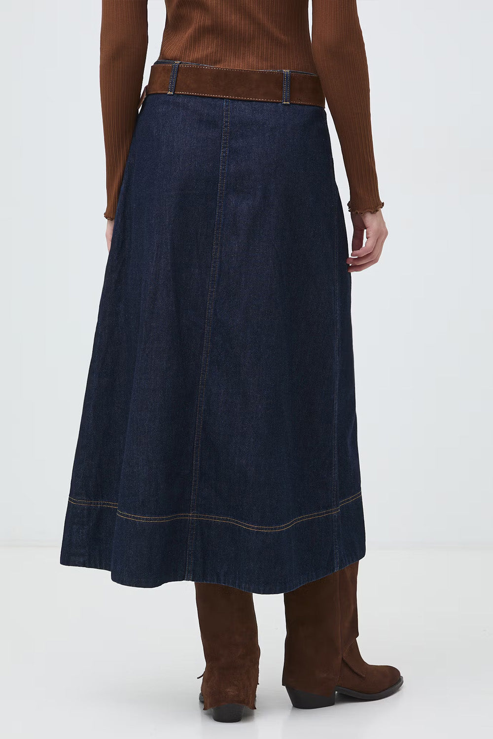 Γυναικεία dark blue denim midi φούστα με καφέ ζώνη, Α γραμμή και μπροστινό άνοιγμα