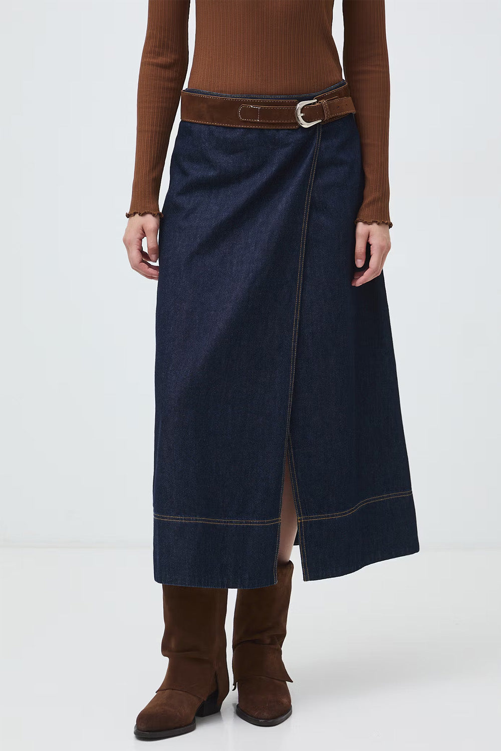 Γυναικεία dark blue denim midi φούστα με καφέ ζώνη, Α γραμμή και μπροστινό άνοιγμα