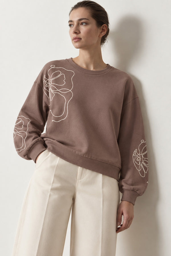 Γυναικεία καφέ taupe φούτερ μπλούζα με λευκό floral κέντημα, μακριά μανίκια και χαλαρή γραμμή.