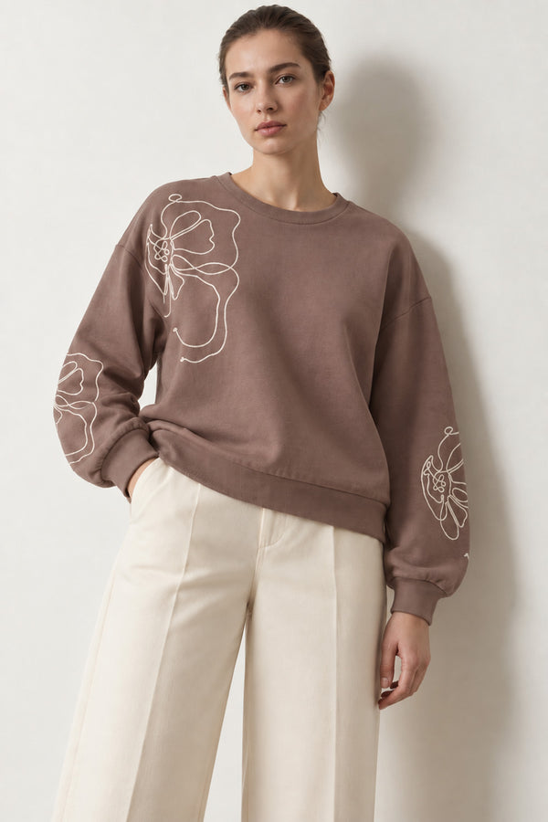Γυναικεία καφέ taupe φούτερ μπλούζα με λευκό floral κέντημα, μακριά μανίκια και χαλαρή γραμμή.