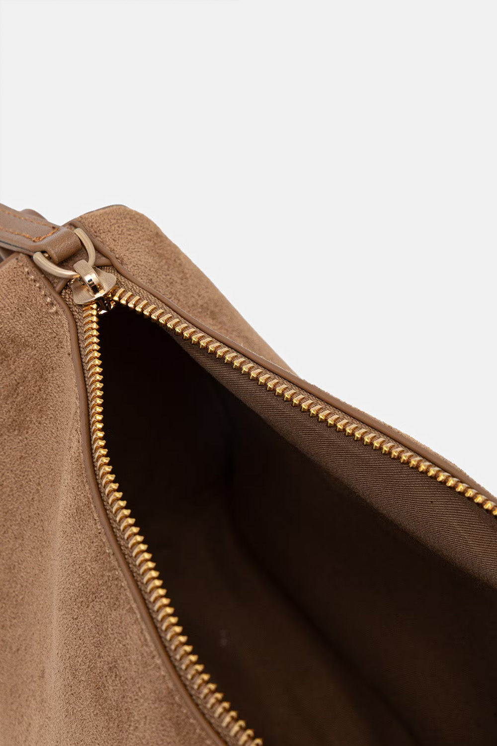 Γυναικεία καφέ τσάντα ώμου suede look με ρυθμιζόμενο λουράκι και κεντημένες λεπτομέρειες