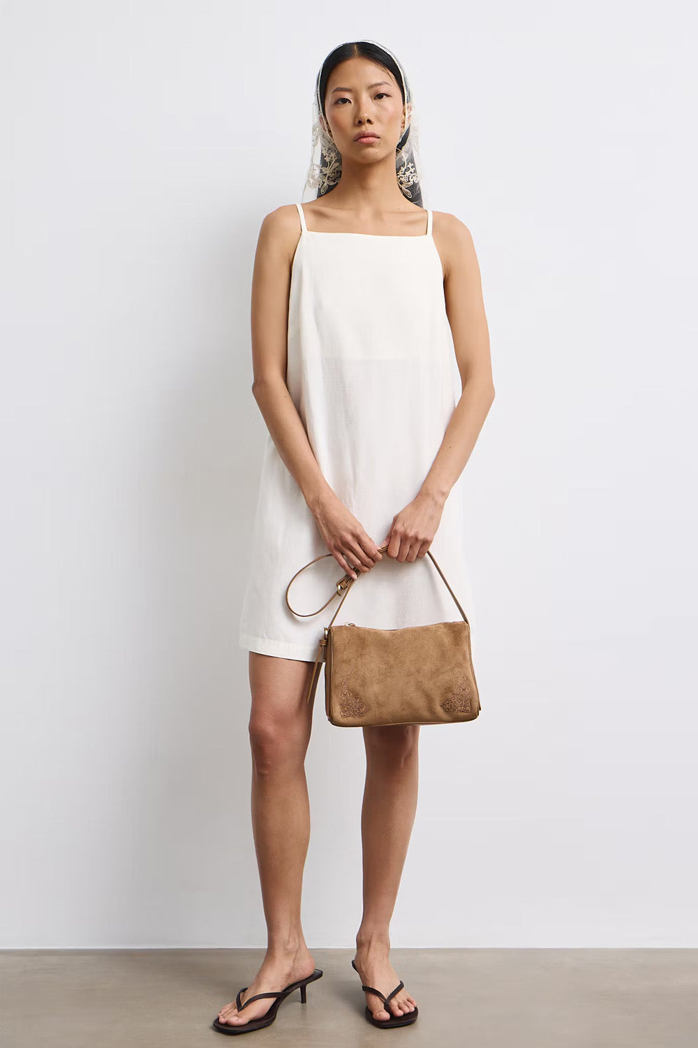 Γυναικεία καφέ τσάντα ώμου suede look με ρυθμιζόμενο λουράκι και κεντημένες λεπτομέρειες