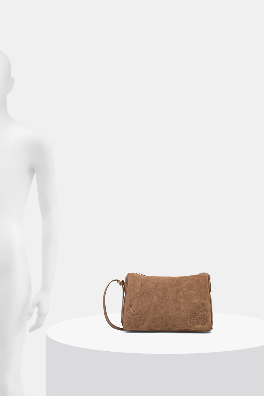 Γυναικεία καφέ τσάντα ώμου suede look με ρυθμιζόμενο λουράκι και κεντημένες λεπτομέρειες