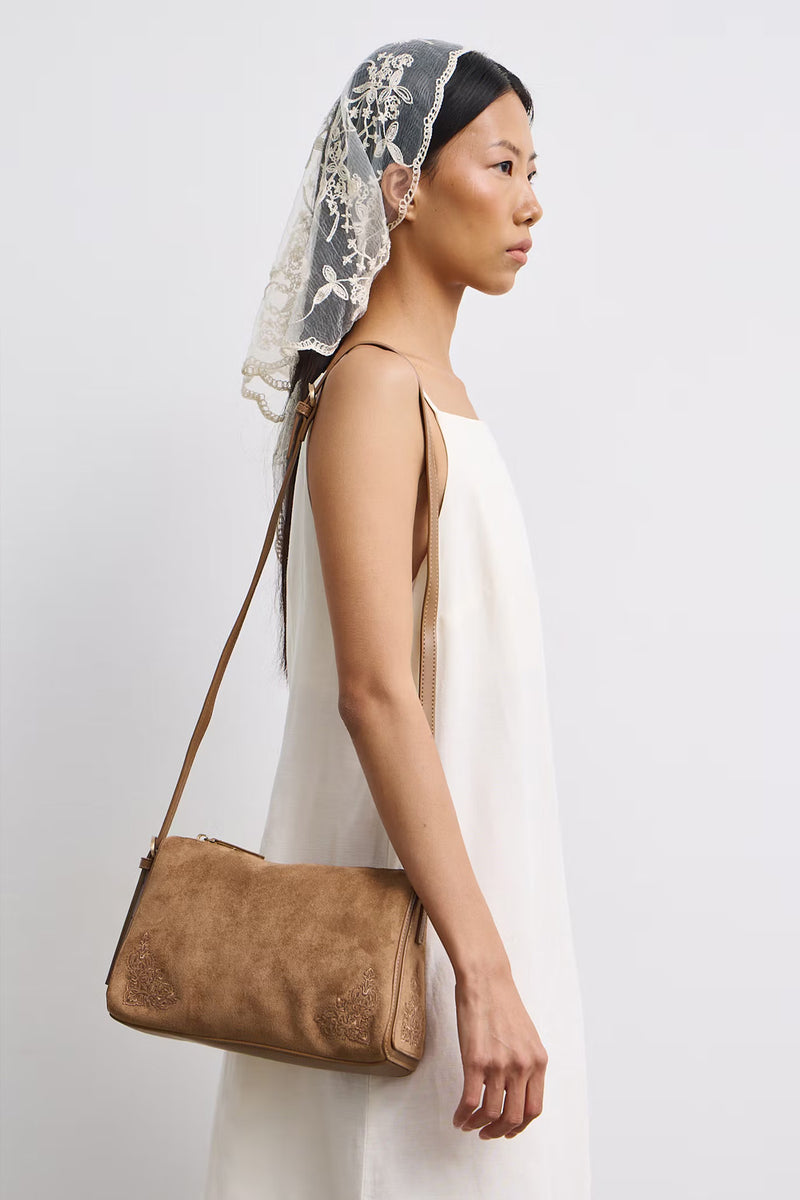 Γυναικεία καφέ τσάντα ώμου suede look με ρυθμιζόμενο λουράκι και κεντημένες λεπτομέρειες