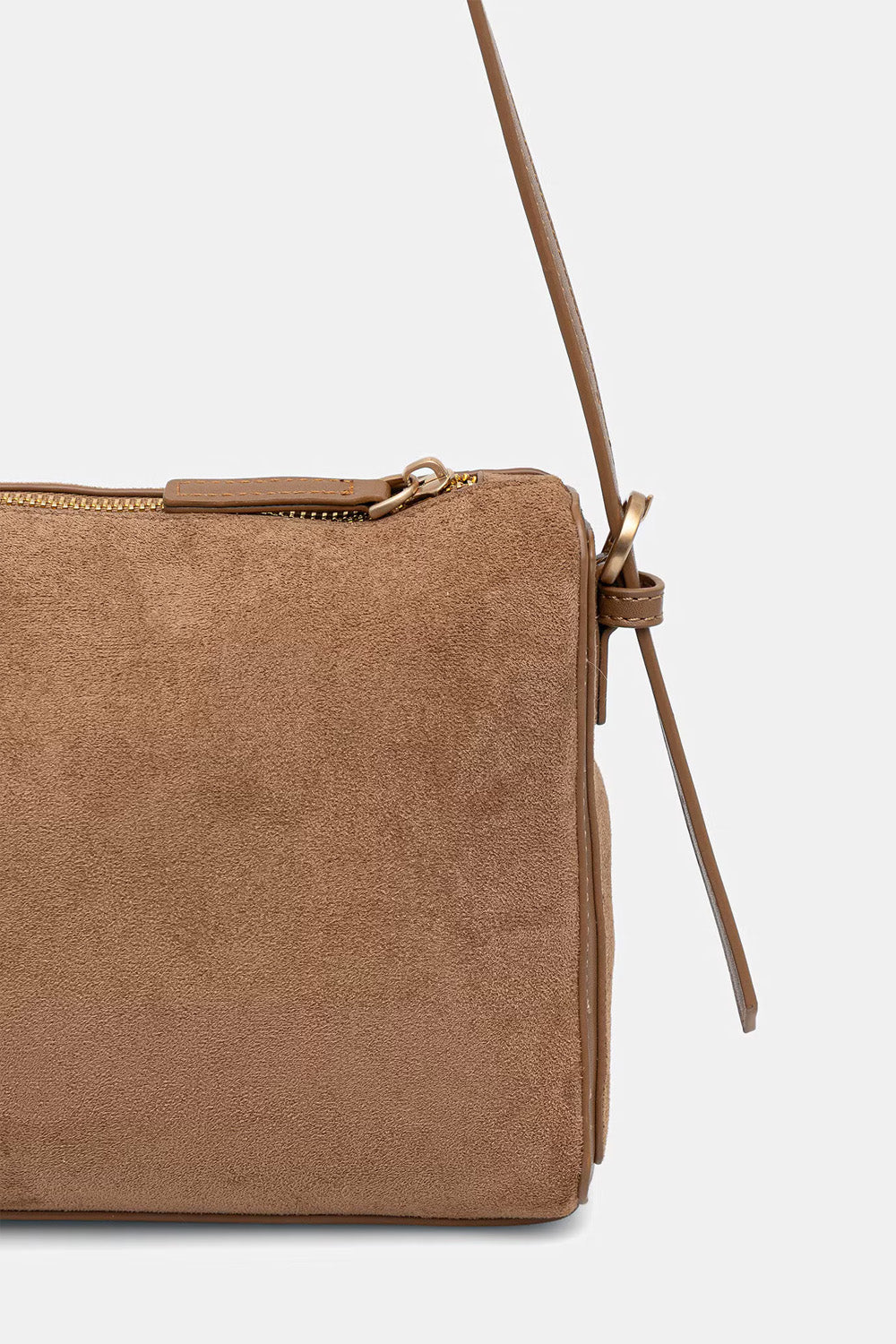 Γυναικεία καφέ τσάντα ώμου suede look με ρυθμιζόμενο λουράκι και κεντημένες λεπτομέρειες