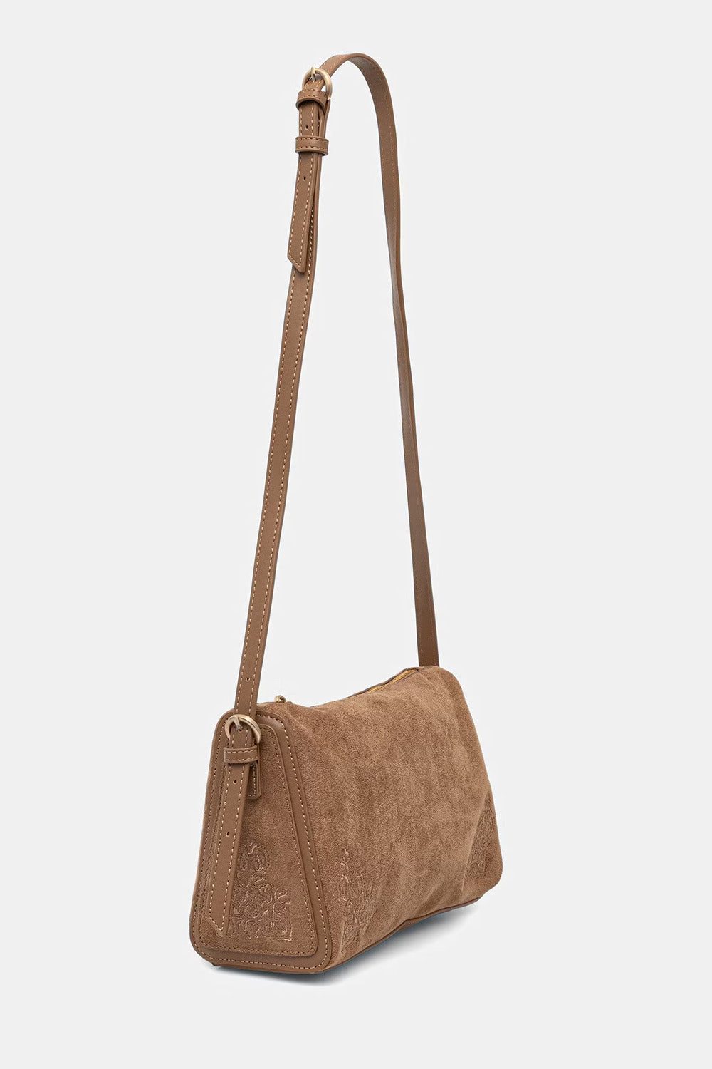 Γυναικεία καφέ τσάντα ώμου suede look με ρυθμιζόμενο λουράκι και κεντημένες λεπτομέρειες