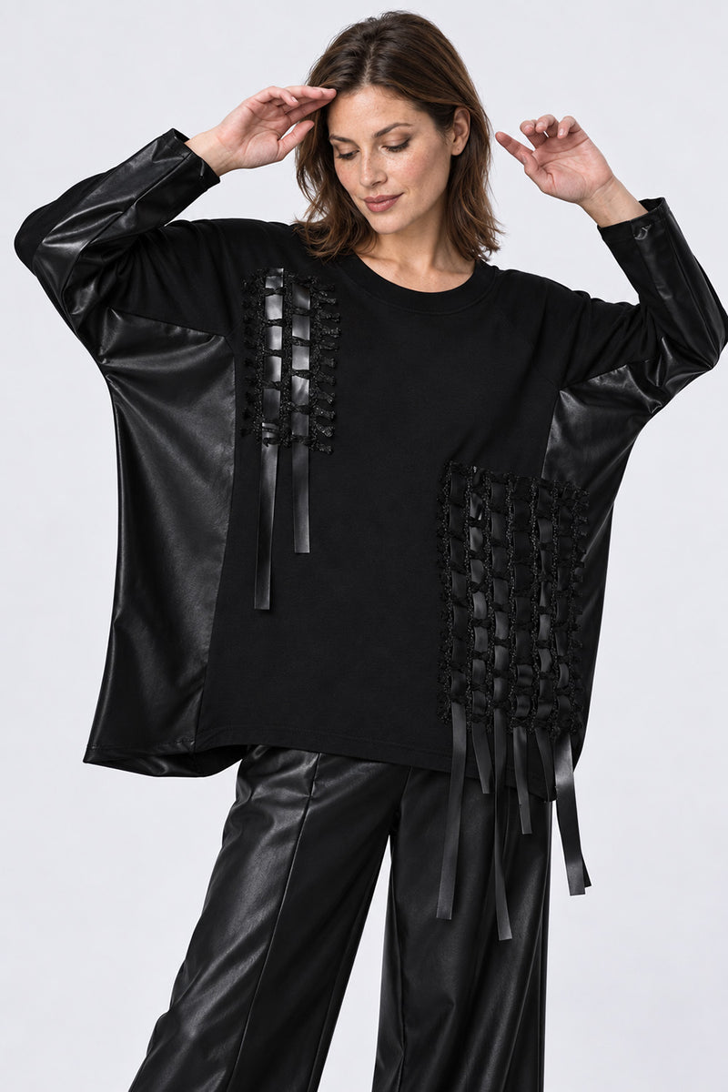 Γυναικεία μαύρη oversized μπλούζα με μανίκια σε όψη δέρματος και διακοσμητικές κορδέλες