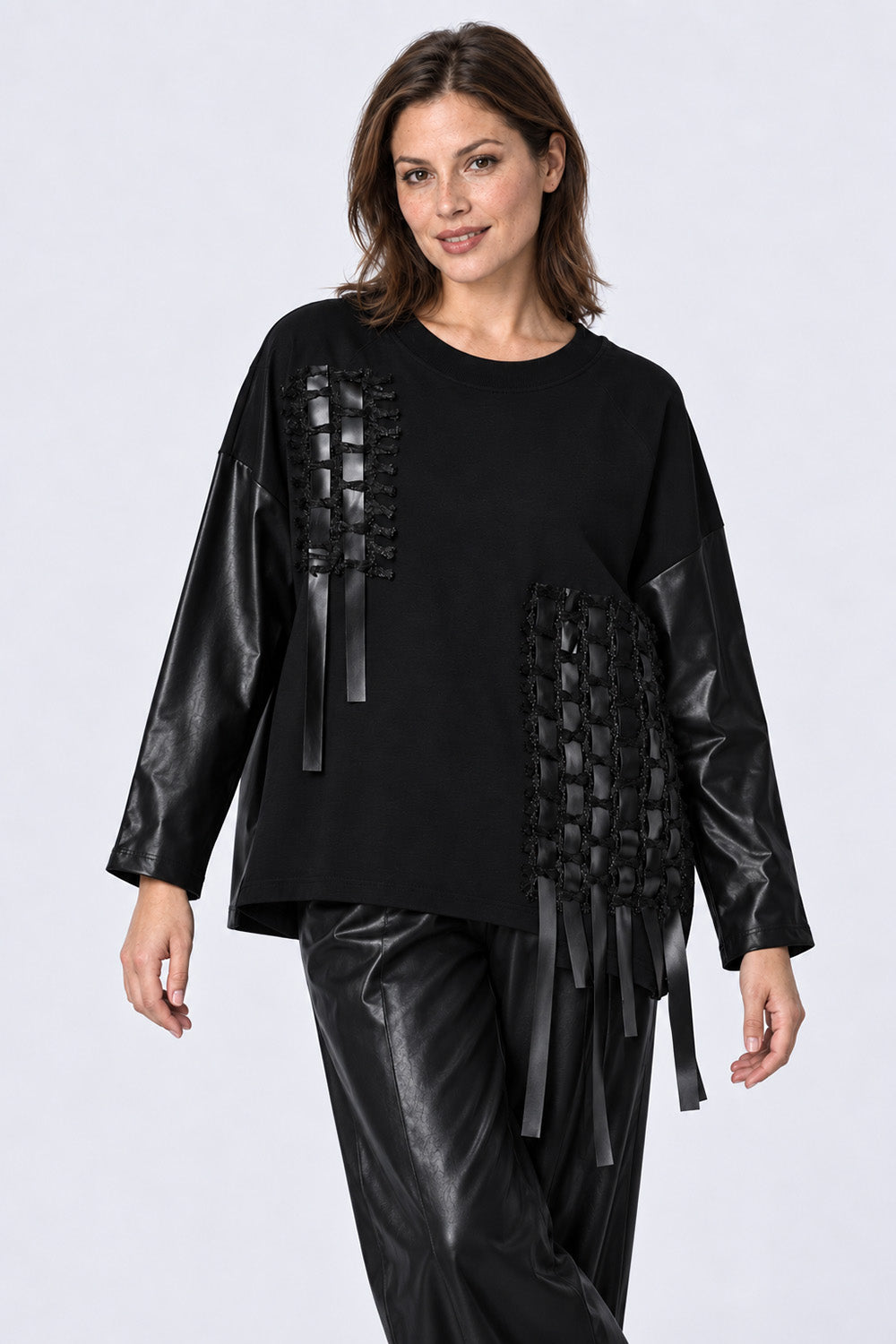 Γυναικεία μαύρη oversized μπλούζα με μανίκια σε όψη δέρματος και διακοσμητικές κορδέλες