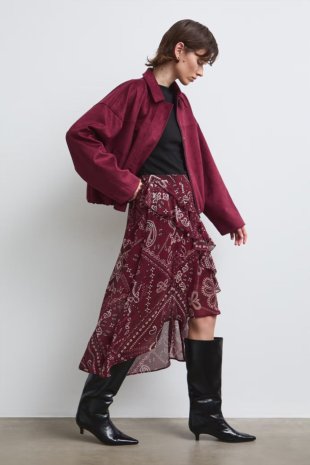 Γυναικεία burgundy midi φούστα με paisley print και ασύμμετρο βολάν