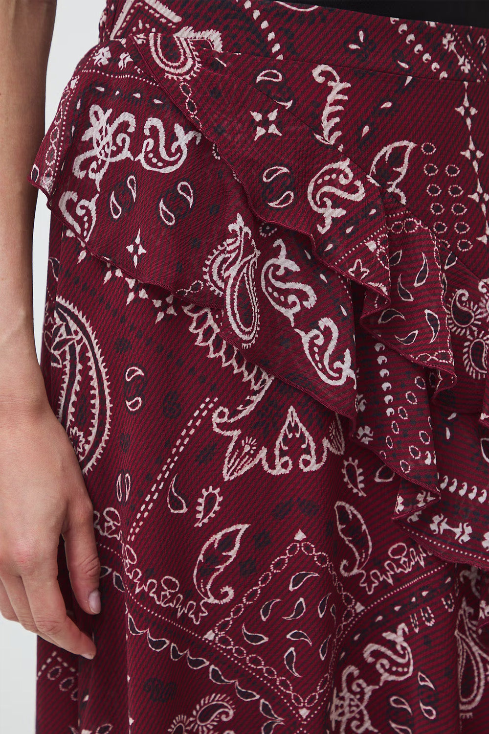 Γυναικεία burgundy midi φούστα με paisley print και ασύμμετρο βολάν