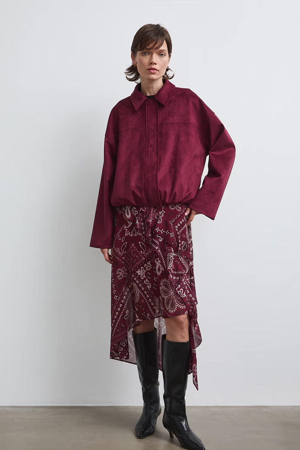Γυναικεία burgundy midi φούστα με paisley print και ασύμμετρο βολάν