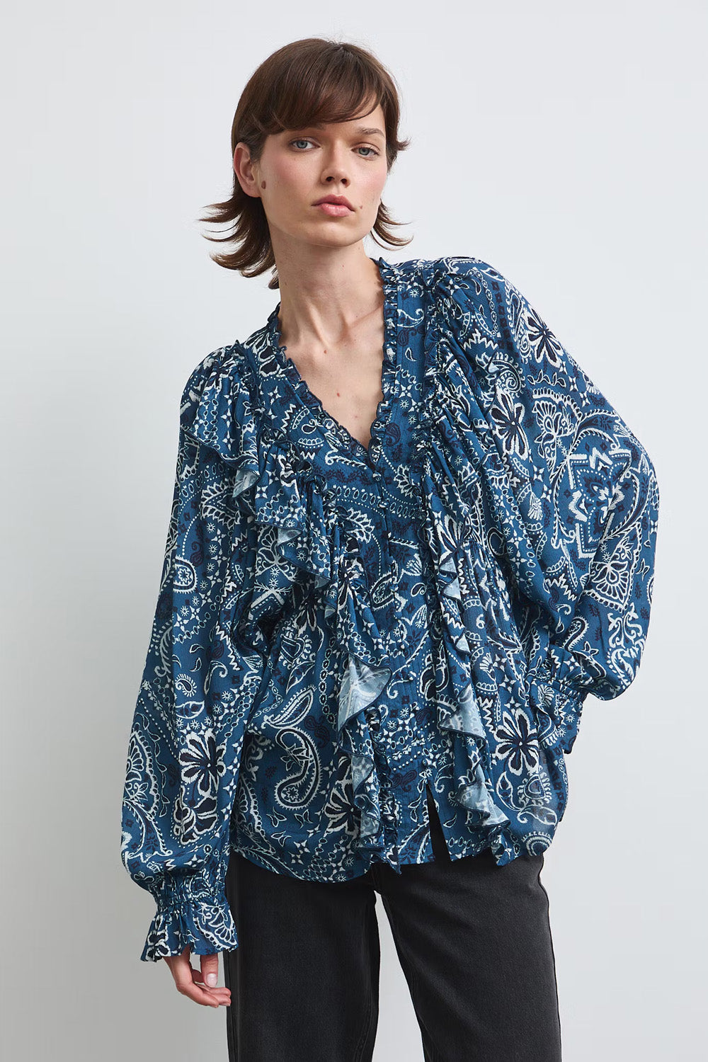 Γυναικεία paisley μπλούζα σε petrol blue με V λαιμόκοψη, βολάν και μακριά μανίκια.