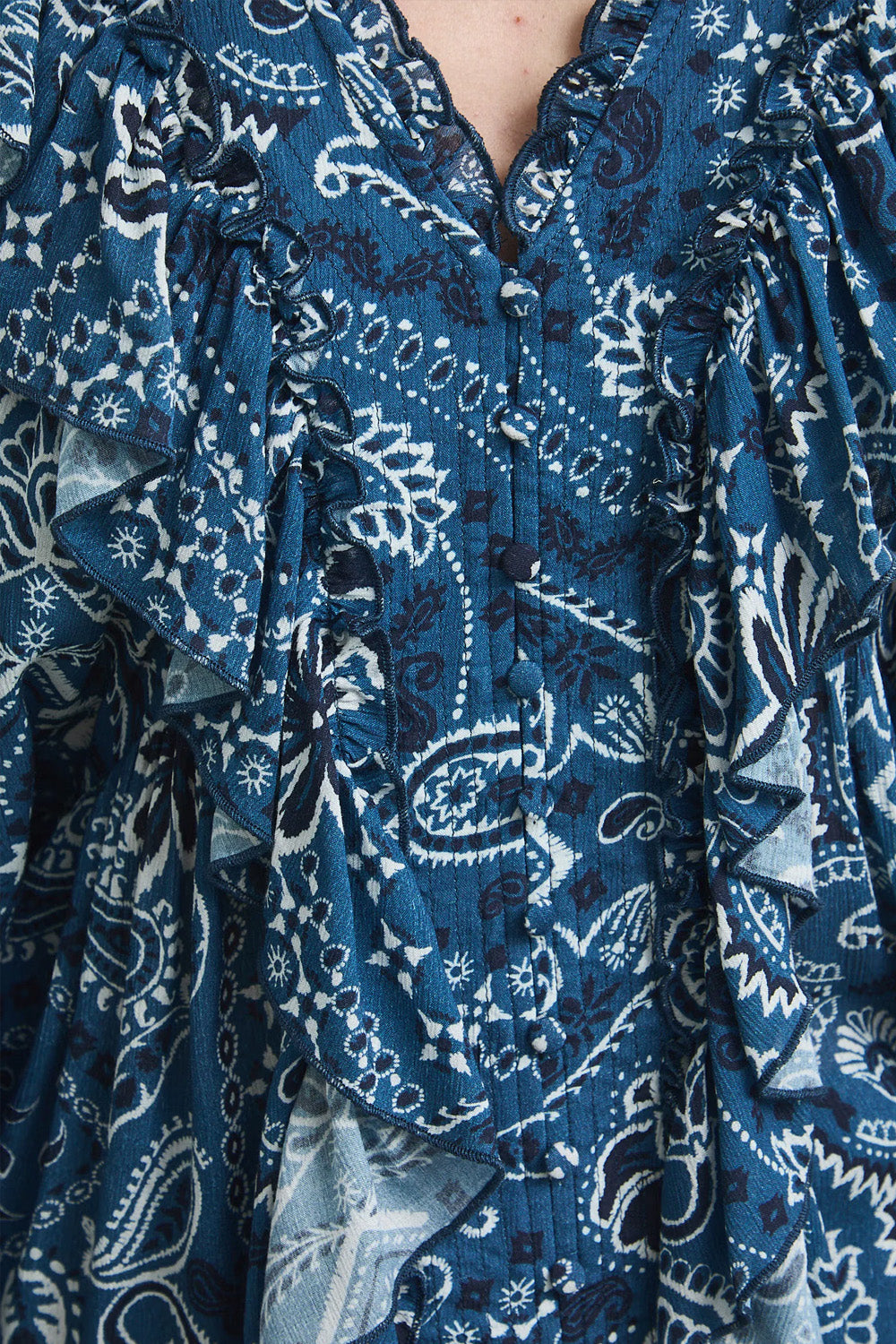 Γυναικεία paisley μπλούζα σε petrol blue με V λαιμόκοψη, βολάν και μακριά μανίκια.