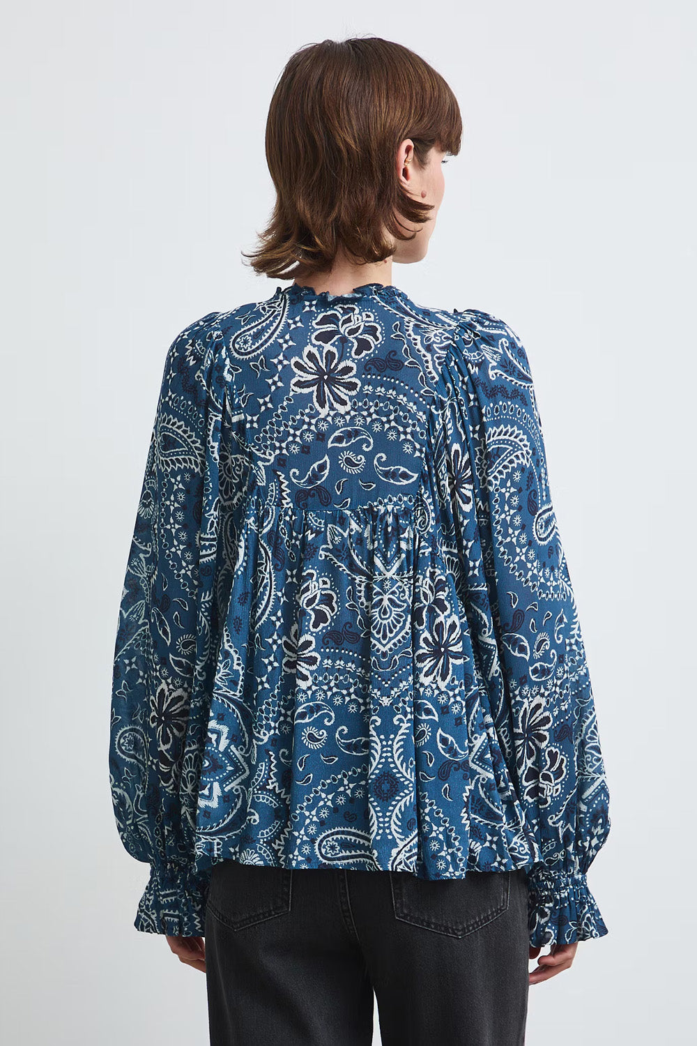 Γυναικεία paisley μπλούζα σε petrol blue με V λαιμόκοψη, βολάν και μακριά μανίκια.