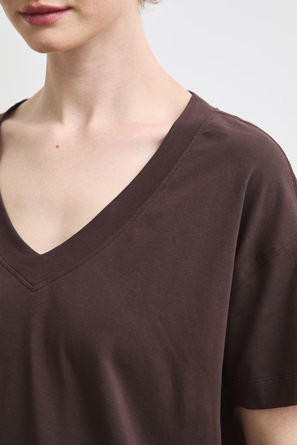 Γυναικεία Μπλούζα V-Neck με Floral Print Πλάτης – Chocolate