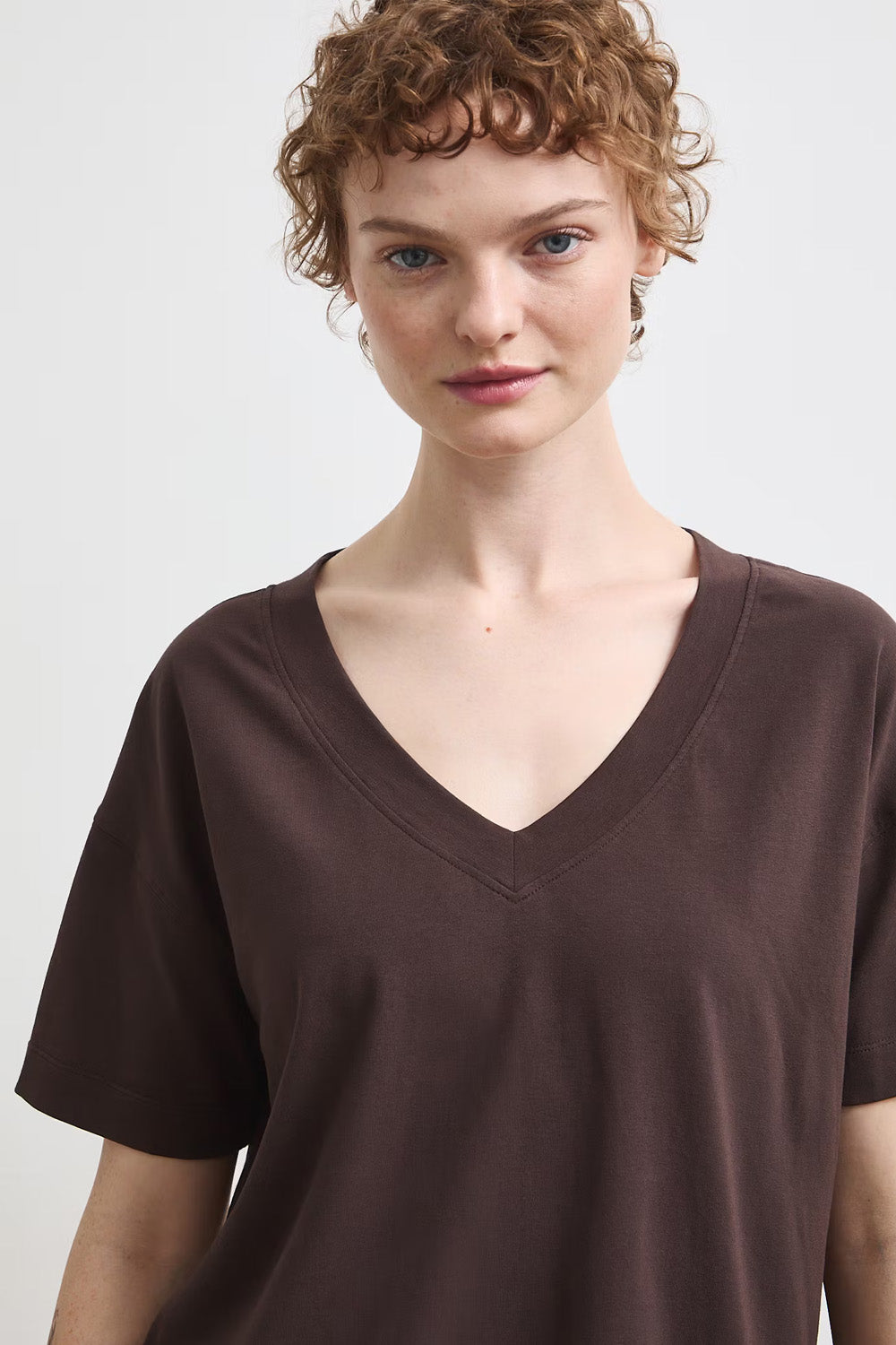 Γυναικεία Μπλούζα V-Neck με Floral Print Πλάτης – Chocolate